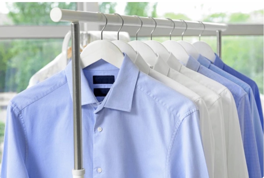 Askıda düzenli gömlekler