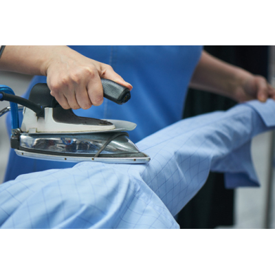 Gömlek üzerinde detay odaklı ütüleme işlemi