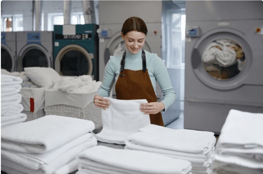 Temiz tekstilleri ayrıştıran ve düzenleyen personel